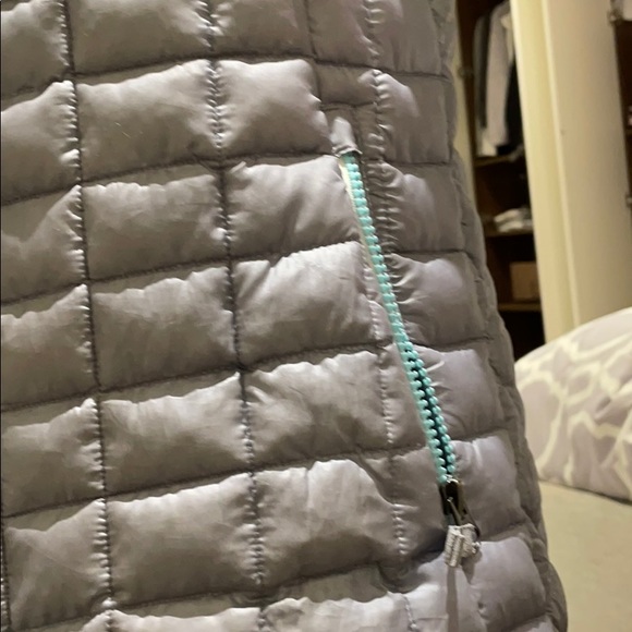 Light gray with turquoise interior puffer jacket - Picture 4 of 6